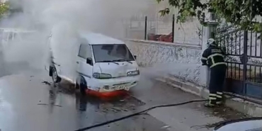 Batman'da Park Halindeki Minibüs Alevler İçinde Kaldı batmanda-park-halindeki-minibus-alevler-icinde-kaldi-dsEwmIwX.jpg