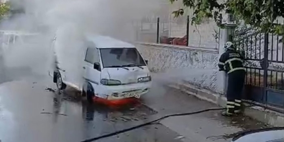 Batman'da Park Halindeki Minibüs Alevler İçinde Kaldı Batman’da Park Halindeki Minibüs Alevler İçinde Kaldı