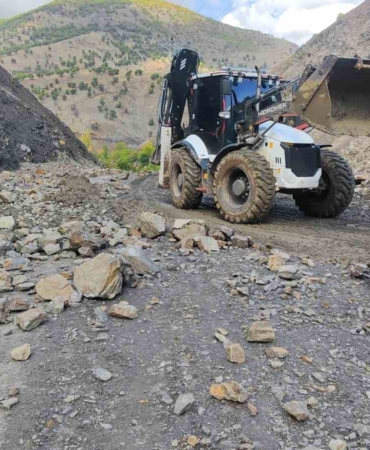 Batman'da Yağış Sonrası Ulaşımda Yeni Gelişmeler: Köy Yolları Açılıyor batmanda-yagis-sonrasi-ulasimda-yeni-gelismeler-koy-yollari-aciliyor-BGERaeYX.jpg