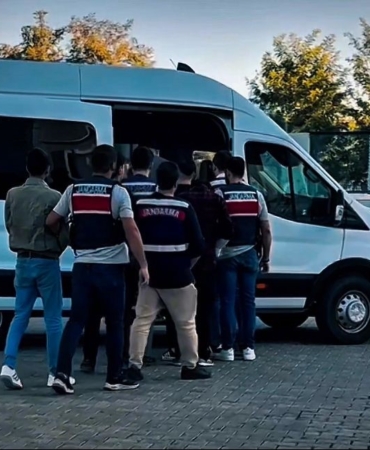 Batman'da Yasa Dışı Sanal Bahis Operasyonu: Üç Kişi Tutuklandı, Olayın Detayları! batmanda-yasa-disi-sanal-bahis-operasyonu-uc-kisi-tutuklandi-olayin-detaylari-lx26kt41.jpg