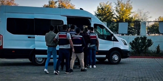 Batman'da Yasa Dışı Sanal Bahis Operasyonu: Üç Kişi Tutuklandı, Olayın Detayları! Batman’da Yasa Dışı Sanal Bahis Operasyonu: Üç Kişi Tutuklandı, Olayın Detayları!