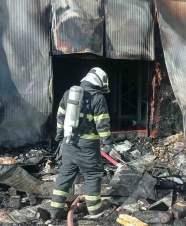 batmandaki-dondurma-fabrikasinda-endise-verici-yangin-VvnCY6cN.jpg