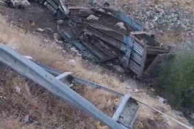 bingolde-kamyonun-sarampole-yuvarlanmasi-2-yarali-ve-cok-sayida-kucukbas-hayvan-telef-oldu-a4LEjBwR.jpg