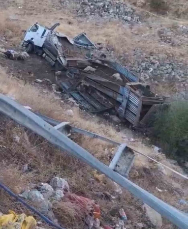 bingolde-kamyonun-sarampole-yuvarlanmasi-2-yarali-ve-cok-sayida-kucukbas-hayvan-telef-oldu-a4LEjBwR.jpg