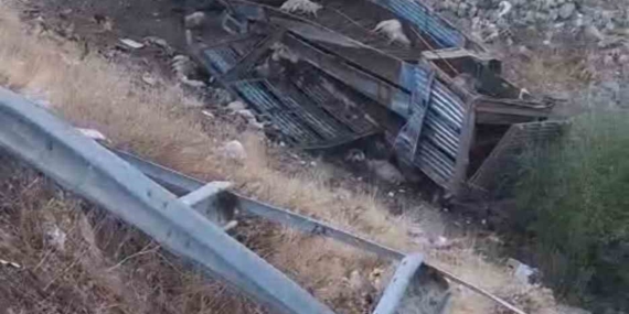 Bingöl'de Kamyonun Şarampole Yuvarlanması: 2 Yaralı ve Çok Sayıda Küçükbaş Hayvan Telef Oldu Bingöl’de Kamyonun Şarampole Yuvarlanması: 2 Yaralı ve Çok Sayıda Küçükbaş Hayvan Telef Oldu