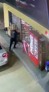 cam-kapiya-carpan-adamin-dususu-o-anlar-s9bcZOgB.jpg