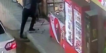 Cam Kapıya Çarpan Adamın Düşüşü: O Anlar cam-kapiya-carpan-adamin-dususu-o-anlar-s9bcZOgB.jpg