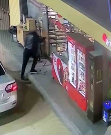 cam-kapiya-carpan-adamin-dususu-o-anlar-s9bcZOgB.jpg