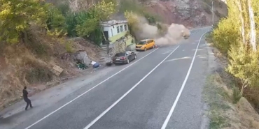 Dağdan Yuvarlanan Kayanın Ev ve Araçlara Teğet Geçtiği Heyecan Verici Anlar dagdan-yuvarlanan-kayanin-ev-ve-araclara-teget-gectigi-heyecan-verici-anlar-YnvEE6nd.jpg