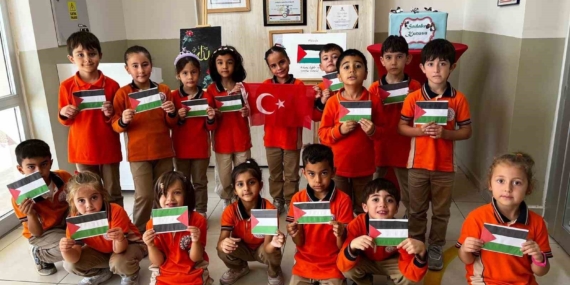 Darende'deki İlkokul Öğrencilerinden Gazze ve Filistin'e Önemli Destek Hatırlatıcısı Darende’deki İlkokul Öğrencilerinden Gazze ve Filistin’e Önemli Destek Hatırlatıcısı