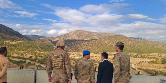 Dicle Kaymakamı Mustafa Atış'ın Askeri Üs Bölgesi Ziyareti Dicle Kaymakamı Mustafa Atış’ın Askeri Üs Bölgesi Ziyareti