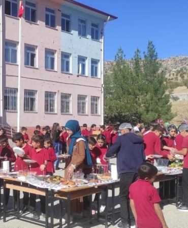 dicle-ogrencilerinden-gazze-icin-anlamli-yardim-etkinligi-Q2t5WYXO.jpg
