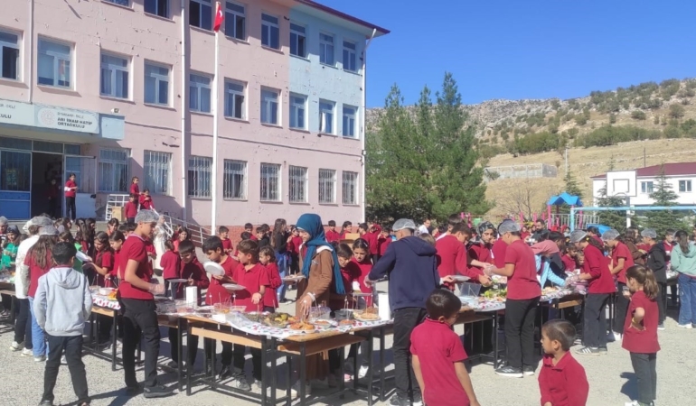 dicle-ogrencilerinden-gazze-icin-anlamli-yardim-etkinligi-Q2t5WYXO.jpg