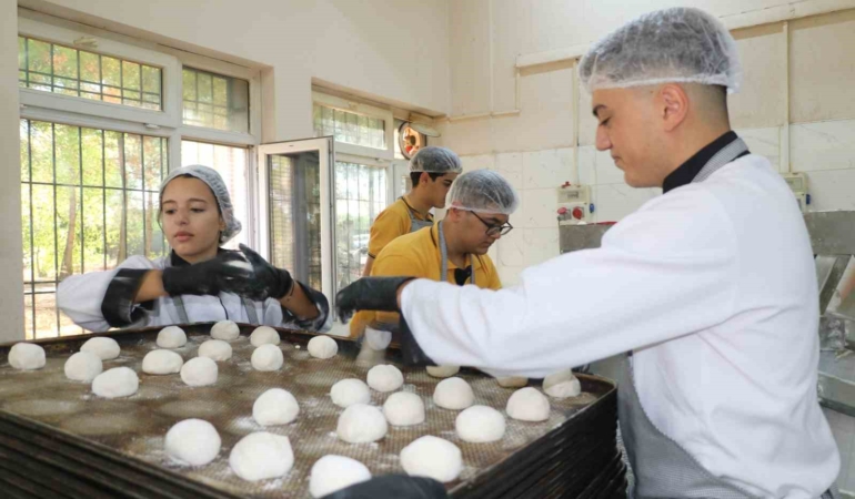 diyarbakir-meslek-liseleri-230-milyon-liralik-ciroyla-fabrika-gibi-calisiyor-OkPvPuub.jpg