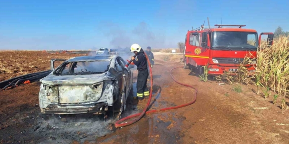 Diyarbakır'da Alev Alev Yanan Araç Seyir Halinde Küle Döndü Diyarbakır’da Alev Alev Yanan Araç Seyir Halinde Küle Döndü