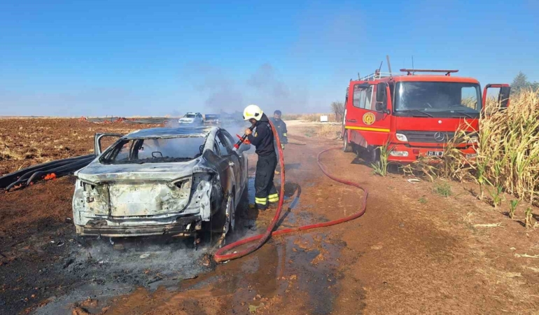 Diyarbakır'da Alev Alev Yanan Araç Seyir Halinde Küle Döndü diyarbakirda-alev-alev-yanan-arac-seyir-halinde-kule-dondu-IpkgMpuf.jpg
