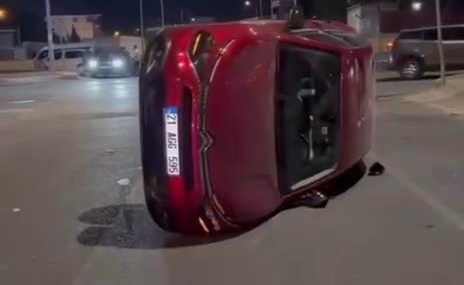 Diyarbakır'da Meydana Gelen Takla Atma Kazasında 1 Kişi Yaralandı Diyarbakır’da Meydana Gelen Takla Atma Kazasında 1 Kişi Yaralandı