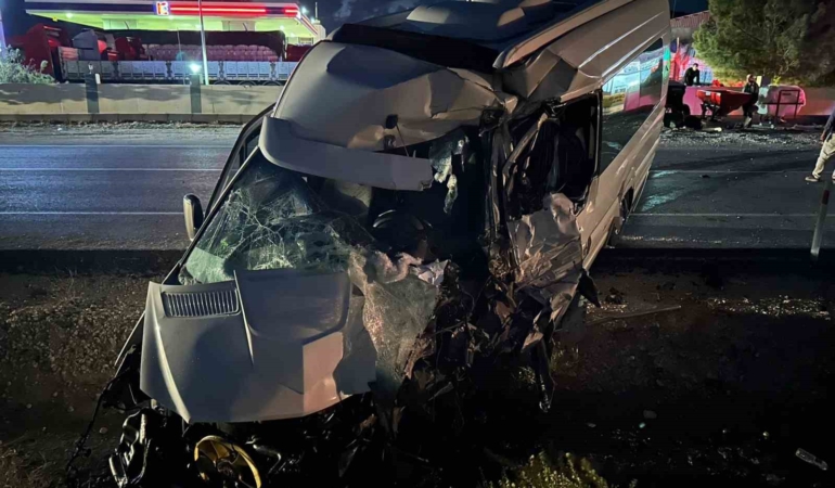 Diyarbakır'da Minibüs ile Tankerin Çarpıştığı Kaza: 1 Yaralı diyarbakirda-minibus-ile-tankerin-carpistigi-kaza-1-yarali-xAri22xz.jpg