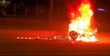 Diyarbakır'da Motosiklet Kazası: Araç Çarptı, Alevler İçinde 1 Yaralı! diyarbakirda-motosiklet-kazasi-arac-carpti-alevler-icinde-1-yarali-NeJ4gt4G.jpg