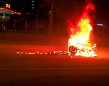 Diyarbakır'da Motosiklet Kazası: Araç Çarptı, Alevler İçinde 1 Yaralı! Diyarbakır’da Motosiklet Kazası: Araç Çarptı, Alevler İçinde 1 Yaralı!