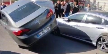 Diyarbakır'da Şaşırtıcı Kaza: Park Halindeki İki Araca Çarpıp Asılı Kaldı diyarbakirda-sasirtici-kaza-park-halindeki-iki-araca-carpip-asili-kaldi-JqGsdqhs.jpg