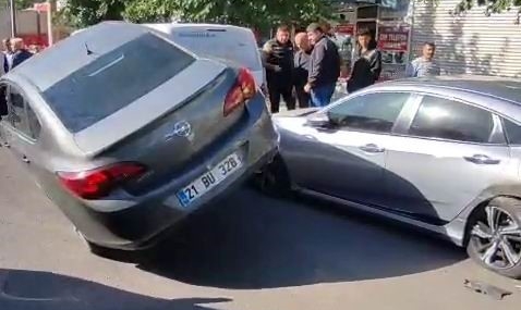 Diyarbakır'da Şaşırtıcı Kaza: Park Halindeki İki Araca Çarpıp Asılı Kaldı Diyarbakır’da Şaşırtıcı Kaza: Park Halindeki İki Araca Çarpıp Asılı Kaldı
