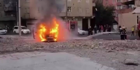 Diyarbakır'da Seyir Halindeki Araç Yangının Ortasında Kaldı! Diyarbakır’da Seyir Halindeki Araç Yangının Ortasında Kaldı!