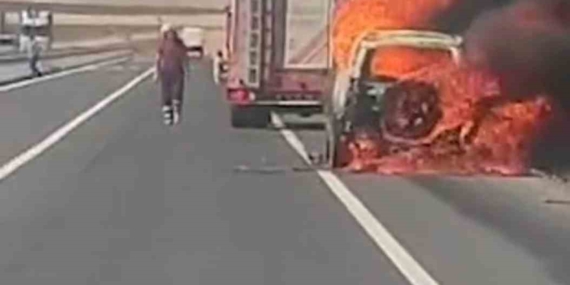 Diyarbakır'da Seyir Halindeyken Alev Alan Cip, Kül Oldu Diyarbakır’da Seyir Halindeyken Alev Alan Cip, Kül Oldu