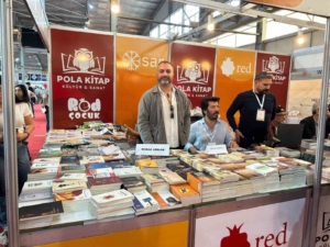 diyarbakirdaki-kitap-fuarinda-yazarlar-ve-okuyucular-bulustu-nVNpp4Zc.jpg