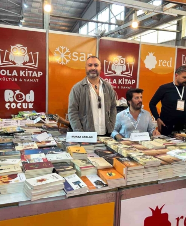 diyarbakirdaki-kitap-fuarinda-yazarlar-ve-okuyucular-bulustu-nVNpp4Zc.jpg