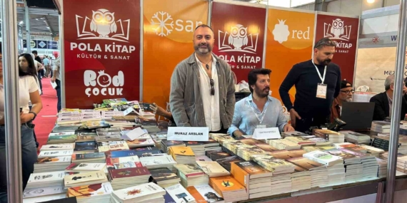 Diyarbakır’daki Kitap Fuarında Yazarlar ve Okuyucular Buluştu Diyarbakır’daki Kitap Fuarında Yazarlar ve Okuyucular Buluştu