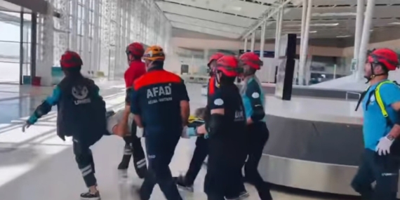 Elazığ Havalimanı'nda Yapılan Deprem Tatbikatı ile Güvenlik Önlemleri Artırılıyor Elazığ Havalimanı’nda Yapılan Deprem Tatbikatı ile Güvenlik Önlemleri Artırılıyor
