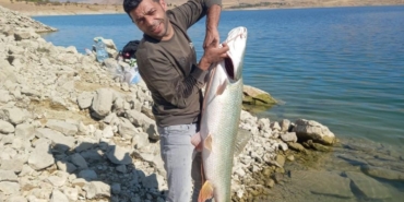 elazigda-amator-balikci-22-kiloluk-turna-ile-goz-doldurdu-MLfjMgXZ.jpg