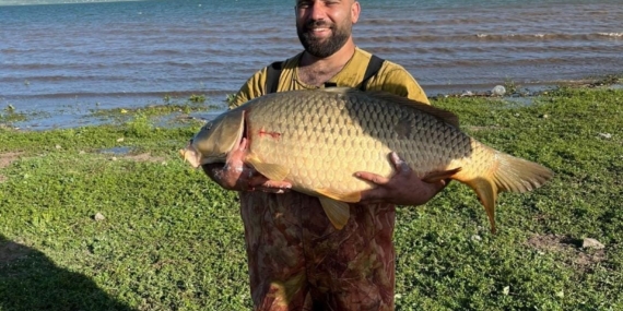 Elazığ'da Amatör Balıkçının 32 Kiloluk Dev Sazan Başarısı Elazığ’da Amatör Balıkçının 32 Kiloluk Dev Sazan Başarısı