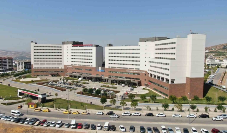 elazigda-balkondan-dusen-cocugun-drami-yaralandi-nQhfIrKq.jpg