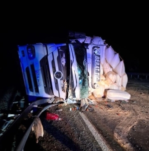 elazigda-kamyonun-devrilmesi-sonucu-1-kisi-yaralandi-FHMprSkV.jpg