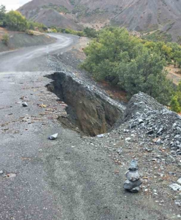 elazigda-koy-yolunda-beklenmedik-cokme-olayi-iggU6TdI.jpg