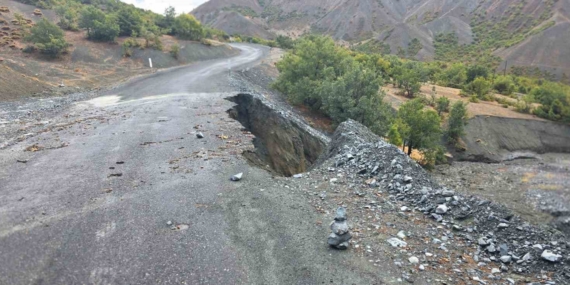 Elazığ'da Köy Yolunda Beklenmedik Çökme Olayı Elazığ’da Köy Yolunda Beklenmedik Çökme Olayı