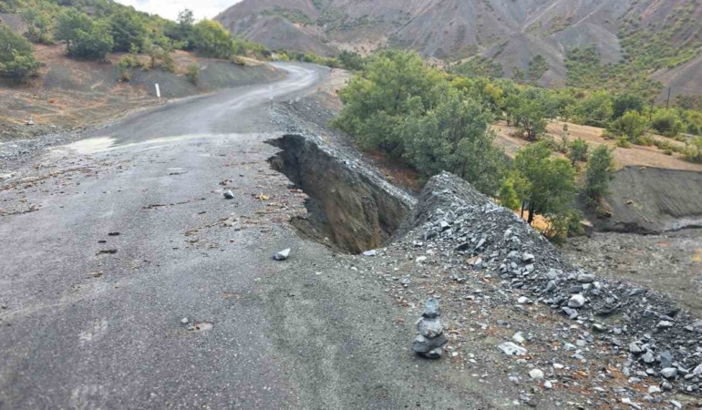 elazigda-koy-yolunda-beklenmedik-cokme-olayi-iggU6TdI.jpg