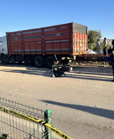elazigda-motosiklet-kazasi-park-halindeki-kamyona-carpma-sonucu-1-olu-1-yarali-6TORjrYi.jpg