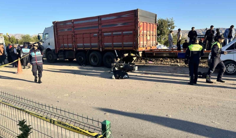 elazigda-motosiklet-kazasi-park-halindeki-kamyona-carpma-sonucu-1-olu-1-yarali-6TORjrYi.jpg