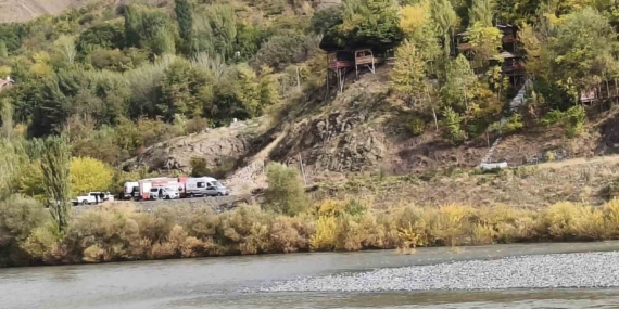 Elazığ'da Nehirde Korku Dolu Anlar: 4 Kişilik Aile Hayatta Kalmak İçin Birbirine Sarıldı Elazığ’da Nehirde Korku Dolu Anlar: 4 Kişilik Aile Hayatta Kalmak İçin Birbirine Sarıldı