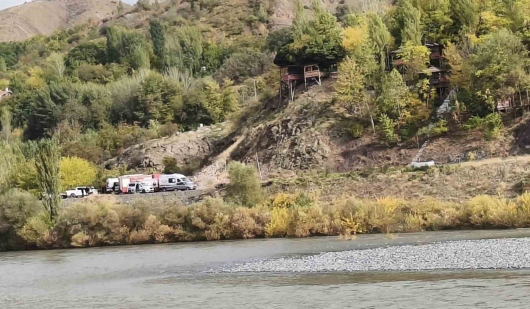 Elazığ'da Nehirde Korku Dolu Anlar: 4 Kişilik Aile Hayatta Kalmak İçin Birbirine Sarıldı elazigda-nehirde-korku-dolu-anlar-4-kisilik-aile-hayatta-kalmak-icin-birbirine-sarildi-e1PtquZu.jpg
