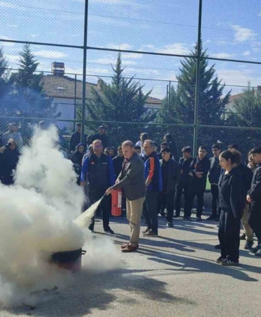 Elazığ'da Öğrencilere Yangın Eğitimi: Hayati Bilgilerle Donatılıyor elazigda-ogrencilere-yangin-egitimi-hayati-bilgilerle-donatiliyor-fun8L8FU.jpg