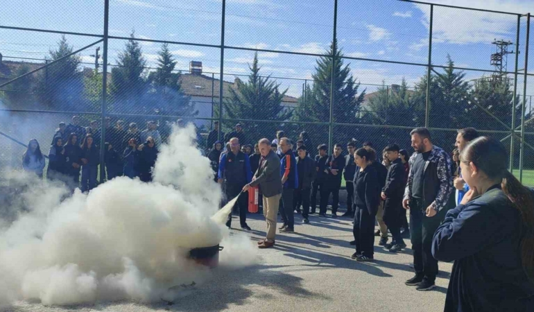Elazığ'da Öğrencilere Yangın Eğitimi: Hayati Bilgilerle Donatılıyor elazigda-ogrencilere-yangin-egitimi-hayati-bilgilerle-donatiliyor-fun8L8FU.jpg