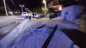 elazigda-otomobil-duraga-carpti-bir-yarali-qLviq2G8.jpg