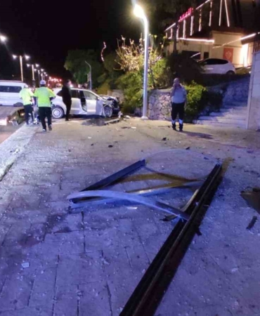 Elazığ'da Otomobil Durağa Çarptı: Bir Yaralı! elazigda-otomobil-duraga-carpti-bir-yarali-qLviq2G8.jpg