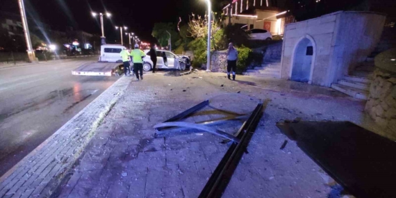 Elazığ'da Otomobil Durağa Çarptı: Bir Yaralı! Elazığ’da Otomobil Durağa Çarptı: Bir Yaralı!