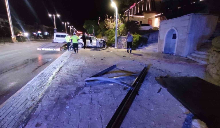 Elazığ'da Otomobil Durağa Çarptı: Bir Yaralı! elazigda-otomobil-duraga-carpti-bir-yarali-qLviq2G8.jpg