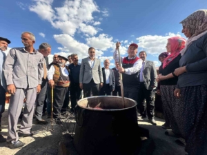 elazigda-vali-hatipoglunun-orcik-deneyimi-kadinlardan-gelen-tepkiler-GkO9lJ9c.jpg
